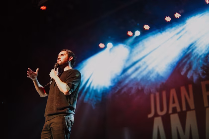 Juan Pablo Amado Presenta 'Mami': Comedia y Emoción para el Día de la Madre