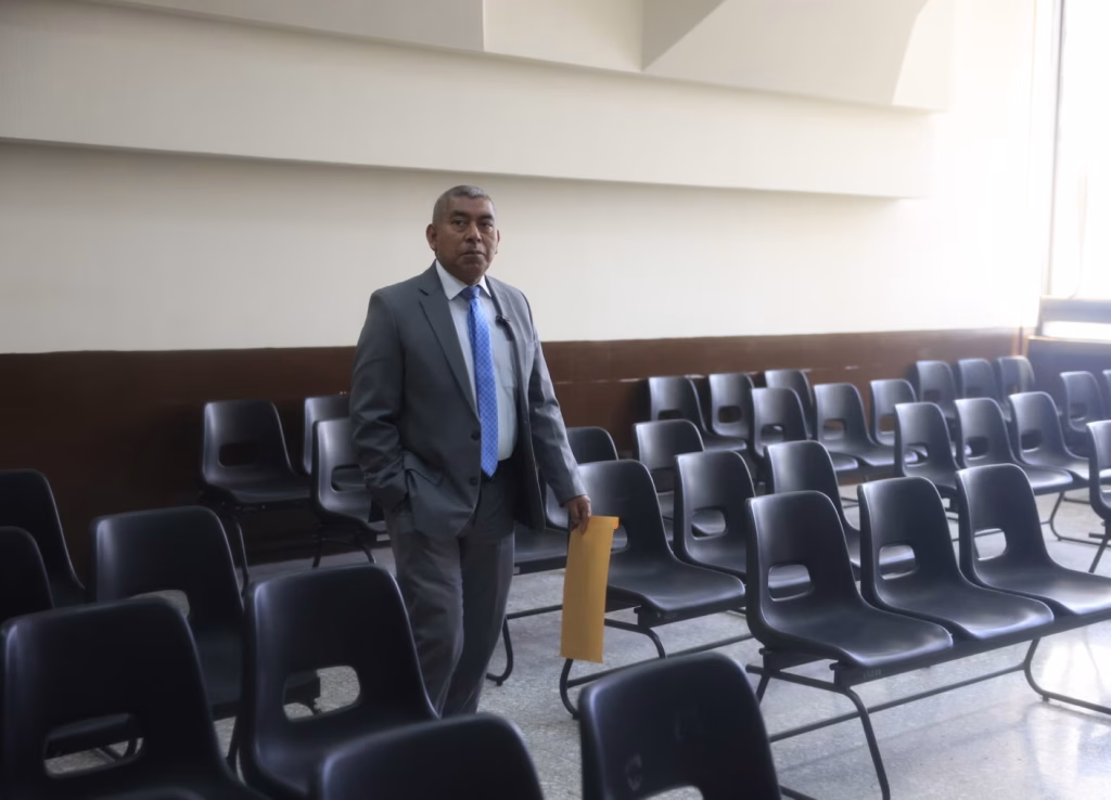 Curruchiche fuera de la FECI, MP confirma su destitución