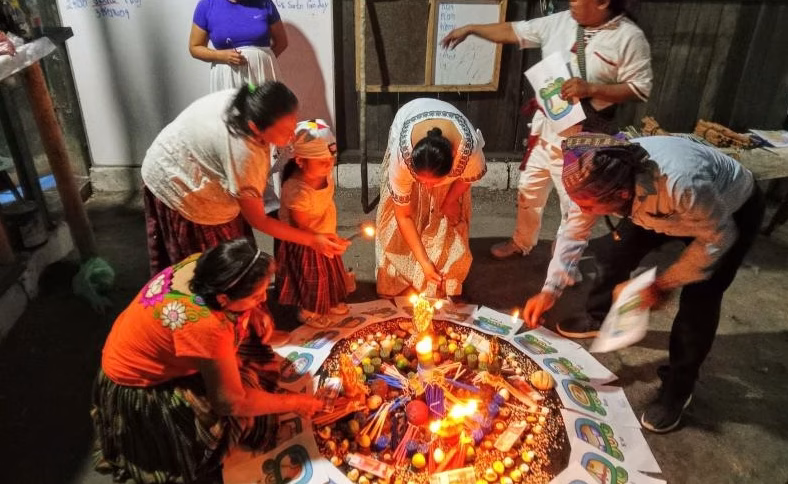 Waqxaqib’ B’atz’: ceremonia maya en Petén fortalece la identidad cultural