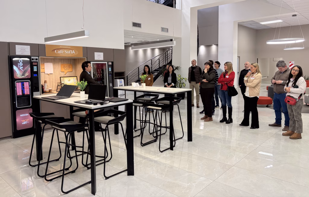 ADEN transforma un café en un laboratorio real de inteligencia artificial gestionado por sus alumnos