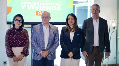 Cuatro ponentes del 18 Foro Nacional de Vivienda 2026 posan frente a una pantalla con el texto "Movilidad, Infraestructura y Vivienda Guatemala"