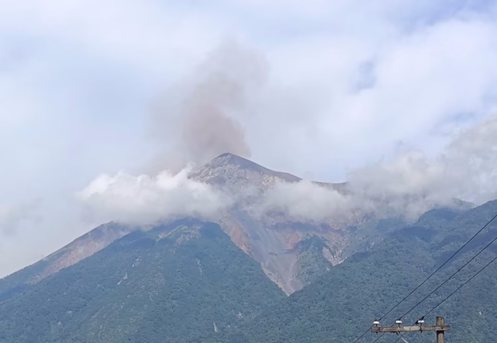 Insivumeh informa que el volcán de Fuego presenta una actividad constante fuera de lo habitual
