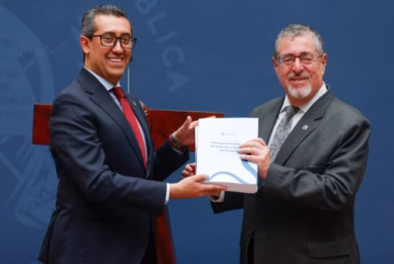 "El presidente Bernardo Arévalo recibe el documento del Presupuesto General de Ingresos y Egresos 2027 durante acto oficial en el Palacio Nacional de la Cultura."