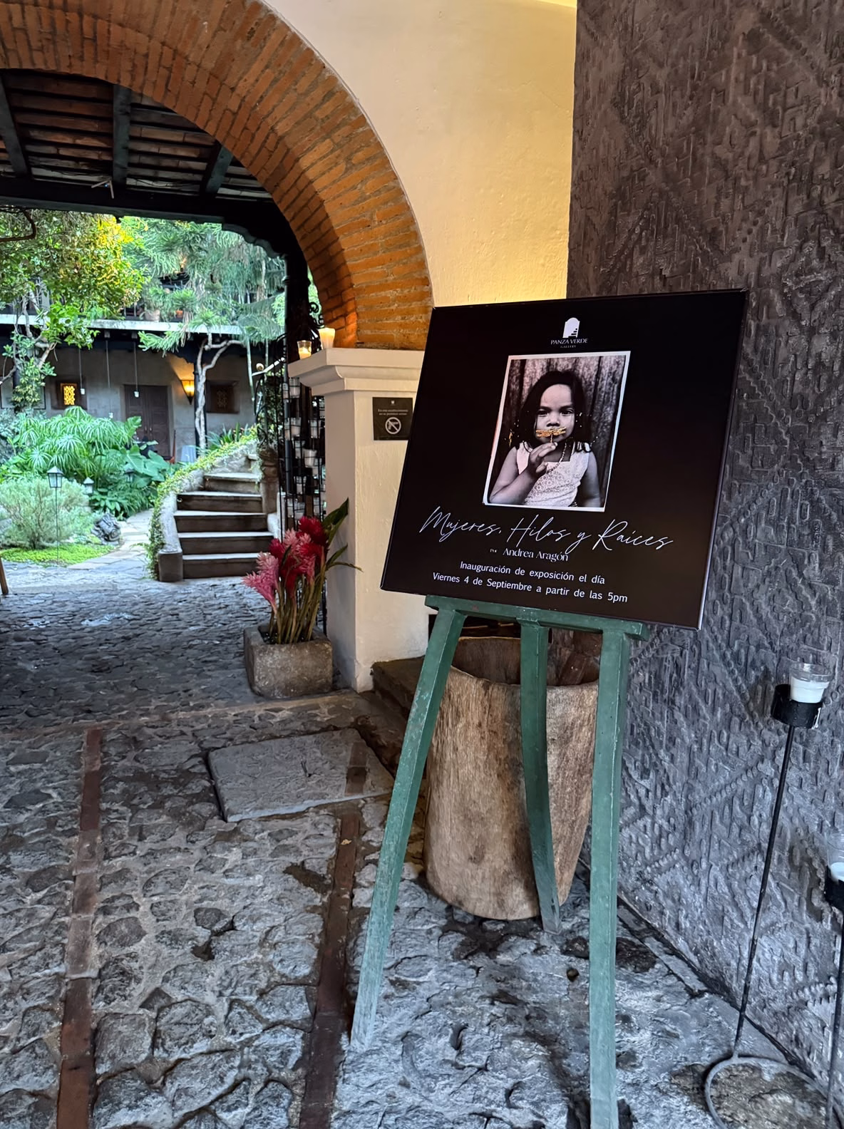 Andrea Aragón presenta exposición fotográfica Mujeres, hilos y raíces en Mesón Panza Verde