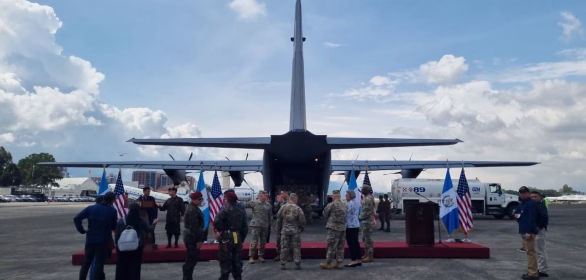 Avión militar C-130 de EE. UU. descarga armamento estadounidense en el aeropuerto de Guatemala durante ceremonia oficial con militares y autoridades de ambos países