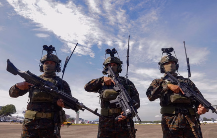 Soldados de la Brigada de Operaciones de Selva en Petén equipados con fusiles M4 comprados a Estados Unidos a Guatemala