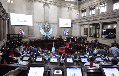 Sesión plenaria del Congreso de Guatemala durante la aprobación de la Ley 21-2026 que fija techo al precio de combustibles