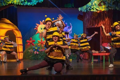 Elenco de "Miel Amarga o el oso Colmenero" de Manuel Galich en colorido escenario del Teatro de Cámara de Guatemala