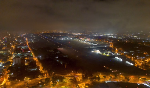 Vista aérea nocturna del Aeropuerto La Aurora de Guatemala iluminado en la Ciudad de Guatemala