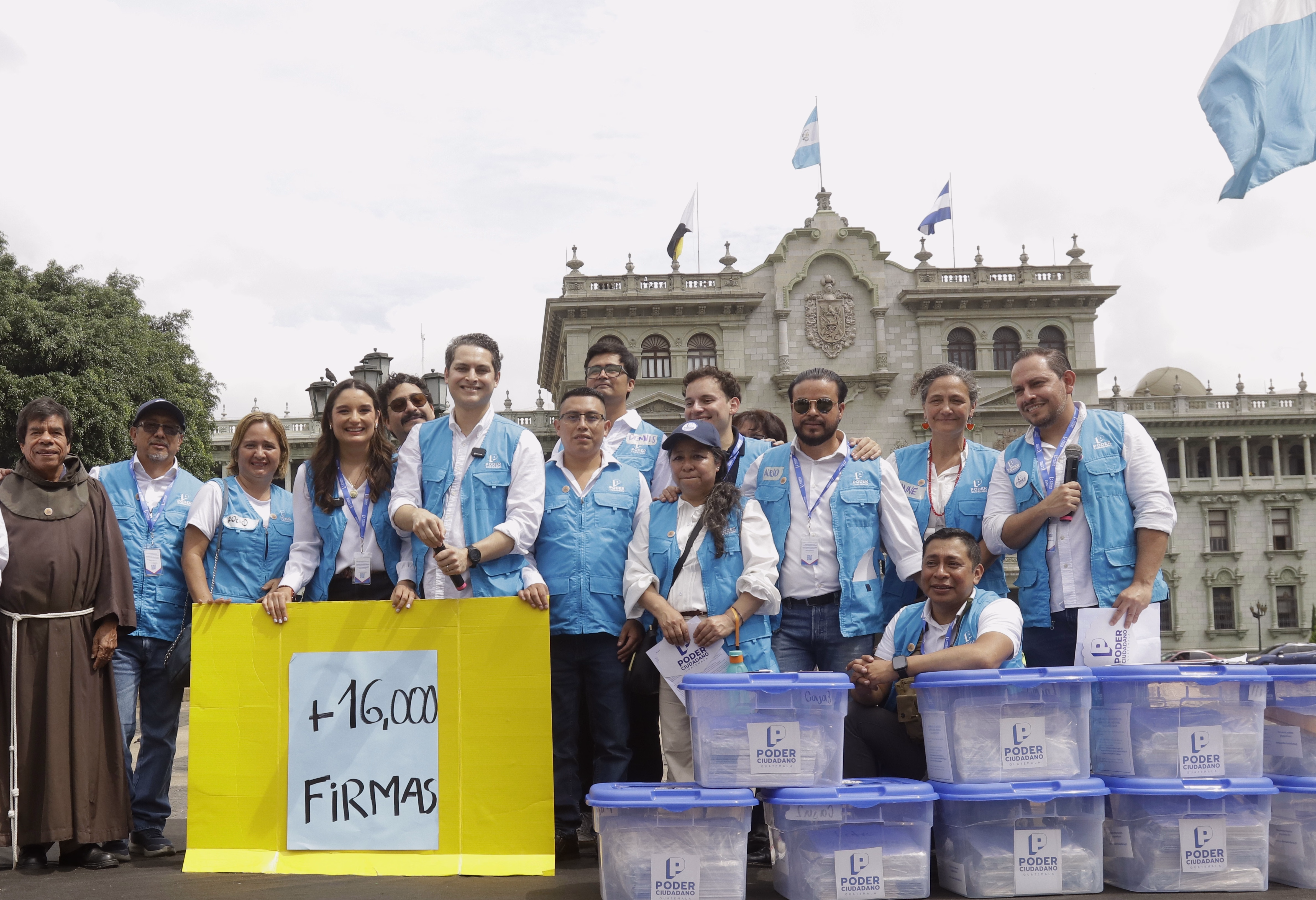 Reforma constitucional al sector justicia: Poder Ciudadano entrega más de 16,000 firmas al Congreso de Guatemala