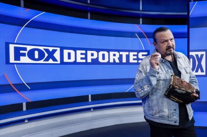 Pepe Aguilar sostiene un guante de béisbol frente al logotipo de FOX Deportes.