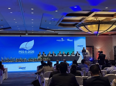 Presentación de la licitación PEG-6-2026 para contratar 600 MW de energía firme en Guatemala, con autoridades y asistentes en un salón de eventos.